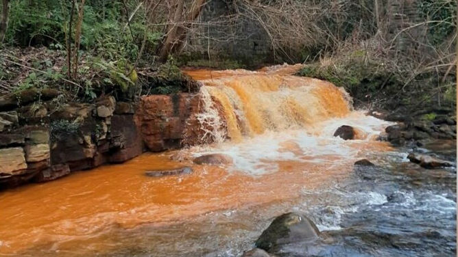 Locul în care apa unui râu a devenit peste noapte portocalie. Localnicii, șocați