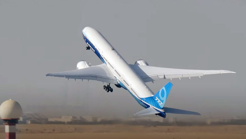 Un pasager a căzut de la bordul unui Boeing 777. În ce stare se află