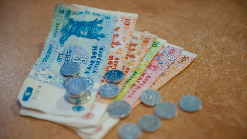 Asistenții personali cer să nu le fie reduse salariile și așa mici