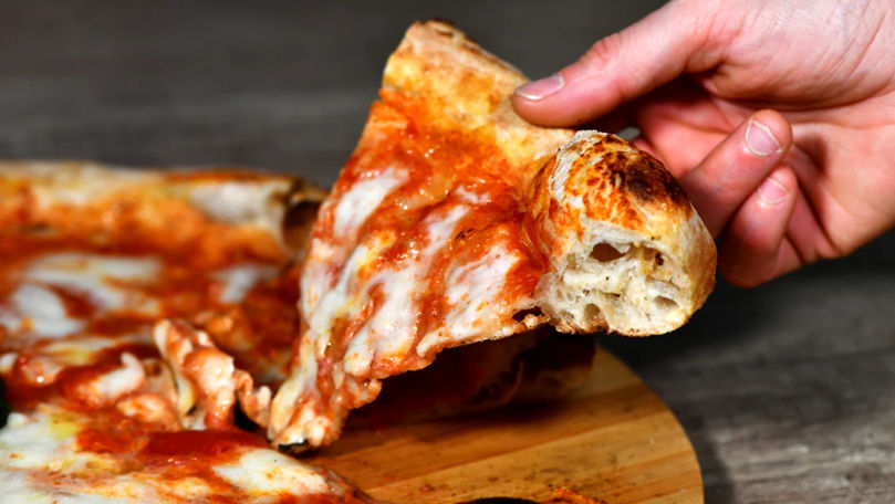 Un tânăr IT-ist a murit după ce a mâncat o felie de pizza comandată online