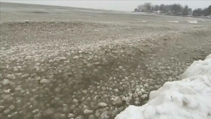 Fenomen bizar în Canada: Un lac întreg s-a umplut cu bile de gheață - Ultimele ştiri din Moldova