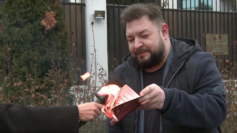 Protest la Ambasada Rusiei de la Chișinău: Un jurnalist și-a dat foc la pașaportul rusesc