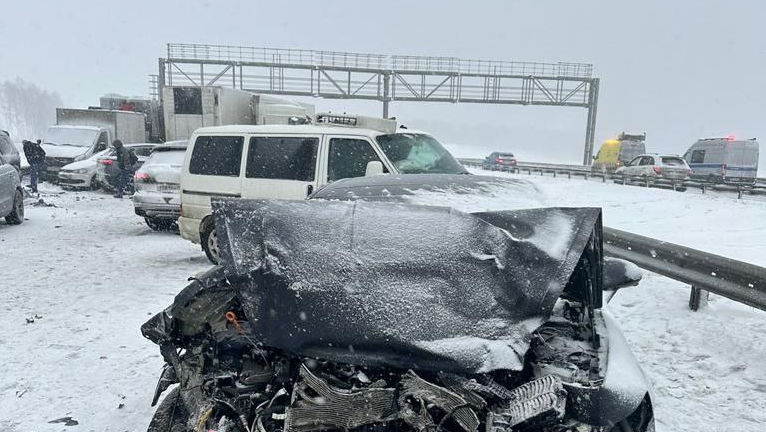 Rusia: Accidente grave pe mai multe autostrăzi din cauza ciclonului Olga