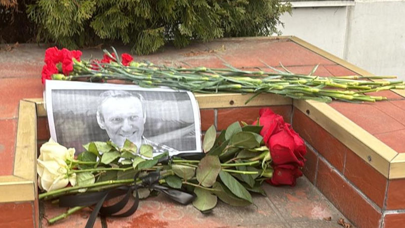 Decesul lui Alexei Navalnîi: Mai multe persoane s-au adunat la Ambasada Rusiei