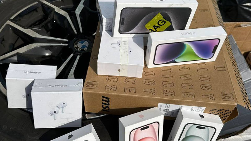 Piese auto și telefoane mobile, descoperite de echipele mobile ale vămii