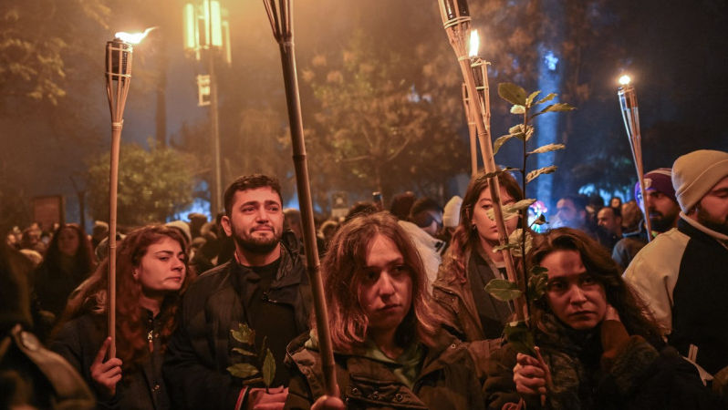 Un an de la devastatorul cutremur din Turcia: 10.000 de turci au ieșit în stradă