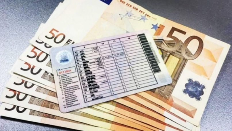 Percheziții la Criuleni: Trei tineri ar fi produs și vândut acte false