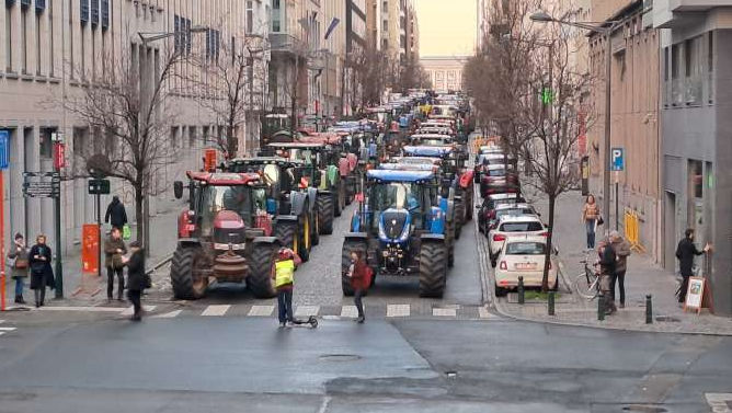 Aproape 1.000 de tractoare blochează străzile din Bruxelles