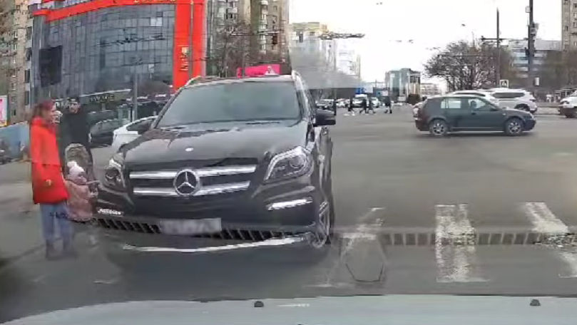 O familie cu copil, cât pe ce să fie loviți de un Mercedes pe trecere