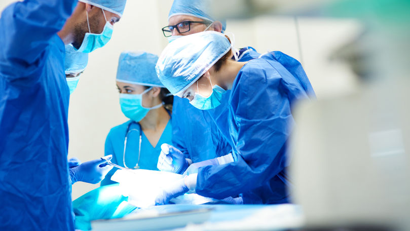Chirurgii americani au transplantat un rinichi de porc la un pacient