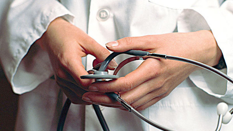 Medicii care fac naveta între localități ar putea primi bani de transport