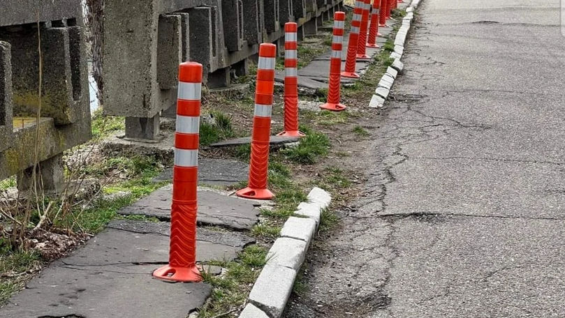 Meșteri de la Primărie: Orașul în care popicele au fost montate pe mijlocul trotuarului