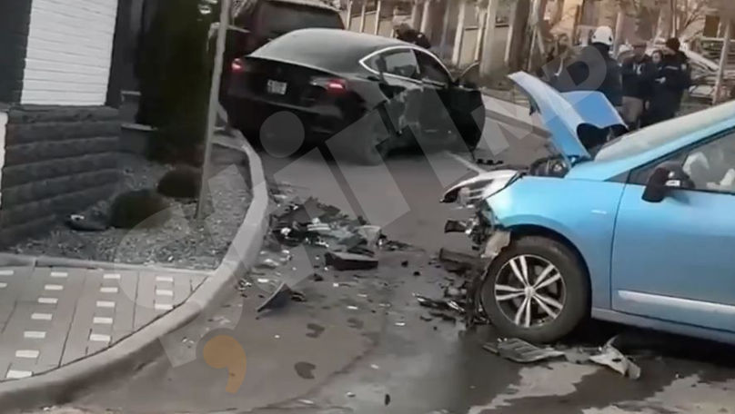 Accident la Durlești: Șoferița unei Tesla, transportată la spital