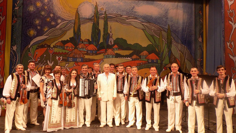 Artiștii Orchestrei Folclor, decorați de Maia Sandu cu titluri onorifice