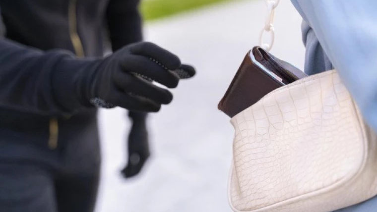 Pensionară din Ialoveni, jefuită în mijlocul străzii: Individul, reținut