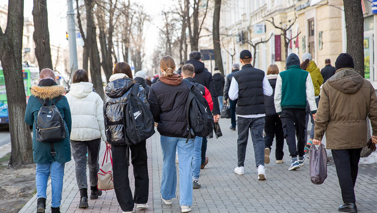 Tinerii din Chișinău vor fi întrebați cu ce probleme se confruntă