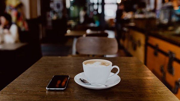 Regula din cafenele care te va enerva. Un oraș din România dă tonul
