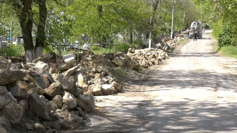 În ajun de Paște, la cimitirul din Căușeni se construiește un nou gard