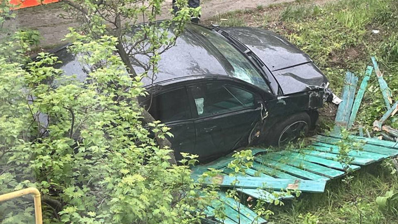 Un BMW a intrat în plin într-o stație, la Bender: Sunt morți și răniți