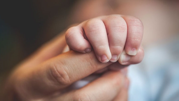 O tânără moldoveancă a născut într-un microbuz care venea din Germania