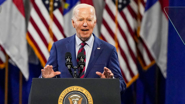 Gluma lui Biden față de Trump: Ar fi trebuit să-şi injecteze înălbitor