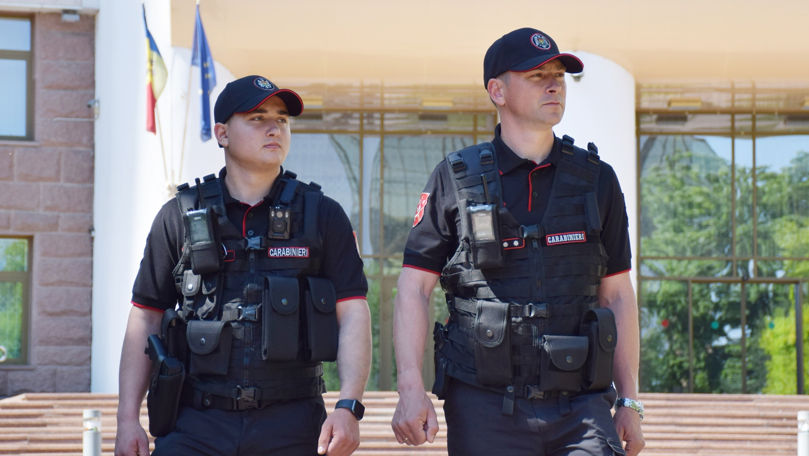Un tânăr, reținut de carabinierii din Capitală cu droguri asupra sa