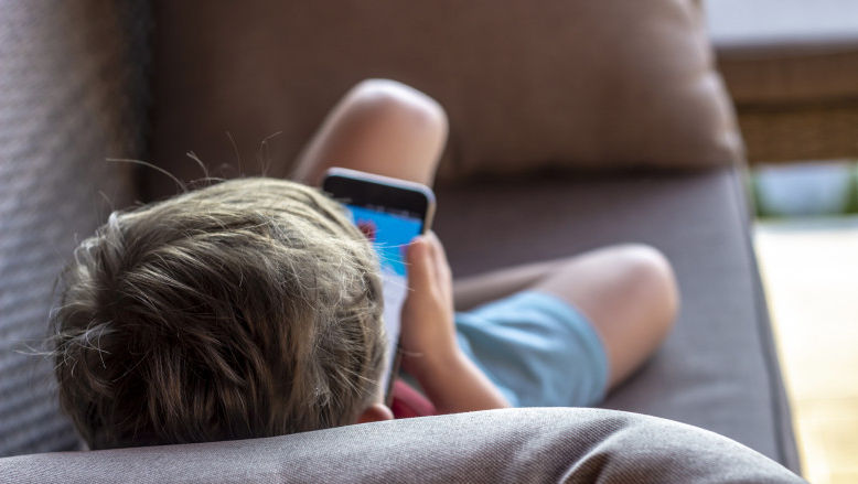 Experți din Franța: Copiii sub 11 ani nu ar trebui să aibă un telefon mobil