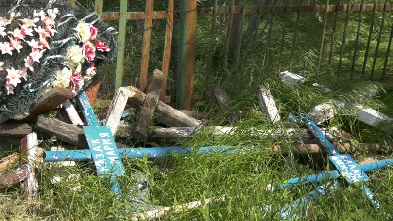 Scandal la Tănătari după ce mai multe morminte ar fi fost distruse