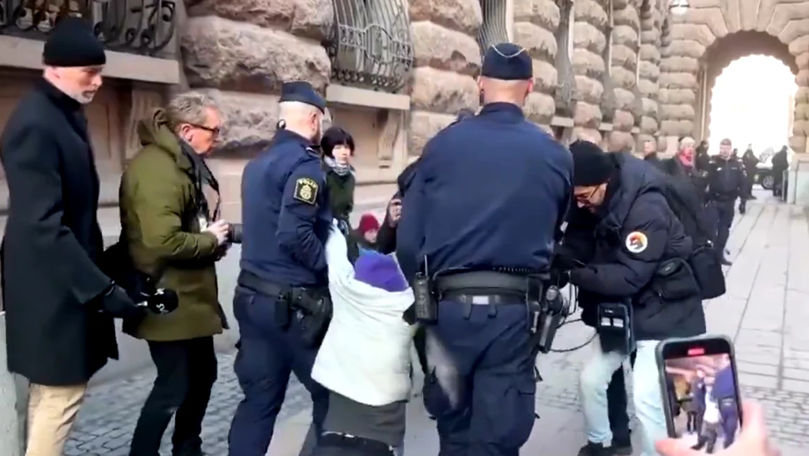 O activistă, scoasă cu forța de poliție în timpul Eurovisionului