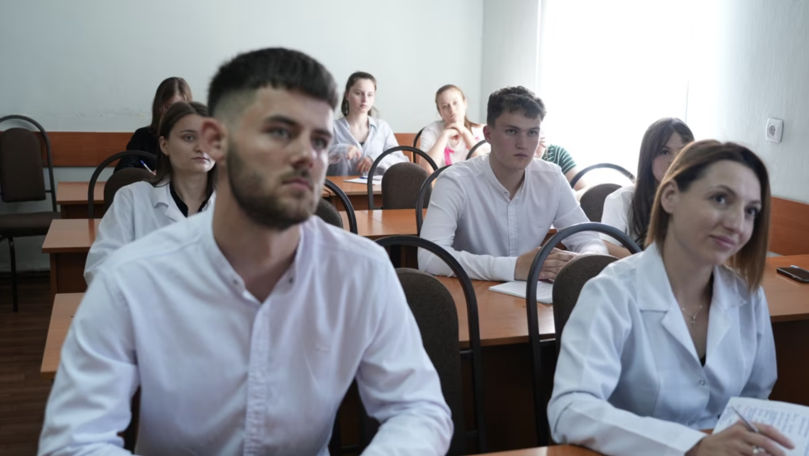Băieții care au ales să facă nursing: De mic îmi plăcea să ajut lumea