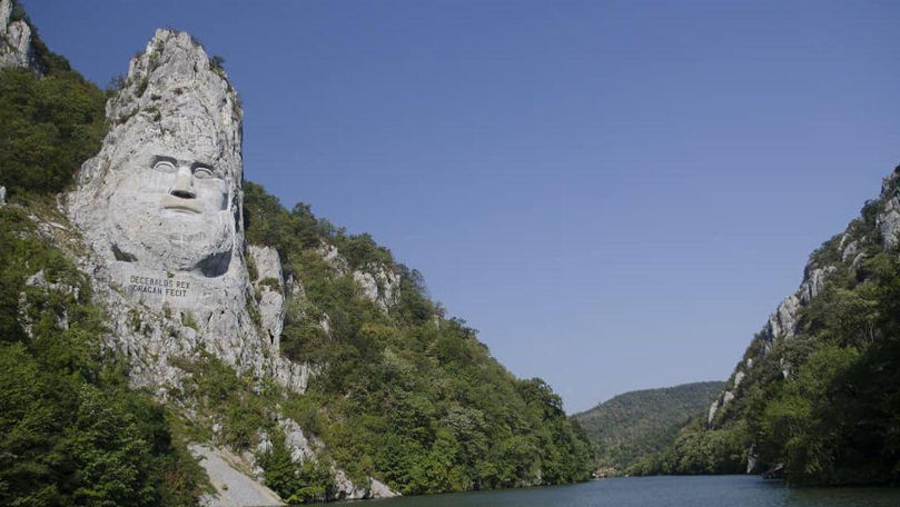 Orașul uitat din România care are cea mai mare sculptură în piatră din Europa