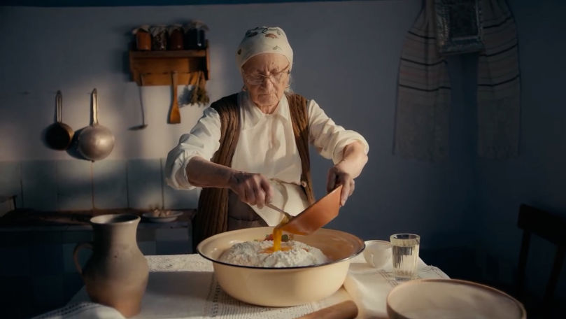 Spot emoționant: O bunicuță își așteaptă copiii și nepoțiii acasă