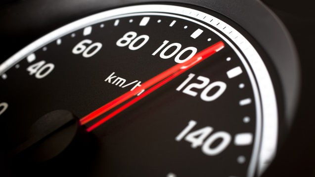 Se deplasa cu viteza 118 km/h printr-un sat: O șoferiță, sancționată