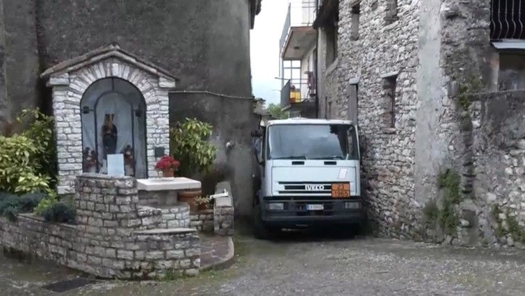 Italia: Un moldovean, salvat după ce a fost strivit de propriul camion