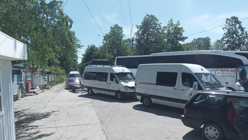 Moldovenii revin acasă de sărbători? La vama Costești s-au format cozi