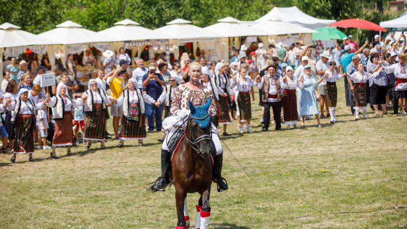 Festivalul La vatra plăcintelor: Muzică folclorică şi bucate tradiţionale la Ialoveni