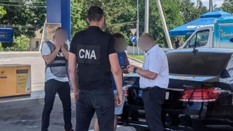 Un angajat al Postului vamal Sculeni și complicele său, reținuți de CNA