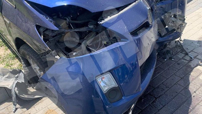 Accident în sectorul Botanica: O mașină a ajuns într-un stâlp. Șoferul, spitalizat