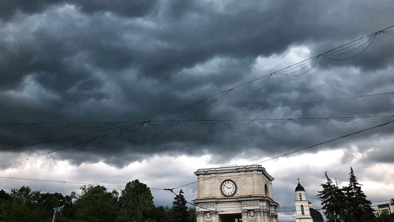 Alertă meteo: Cod Galben de ploi cu fulgere, izolat cu vânt puternic