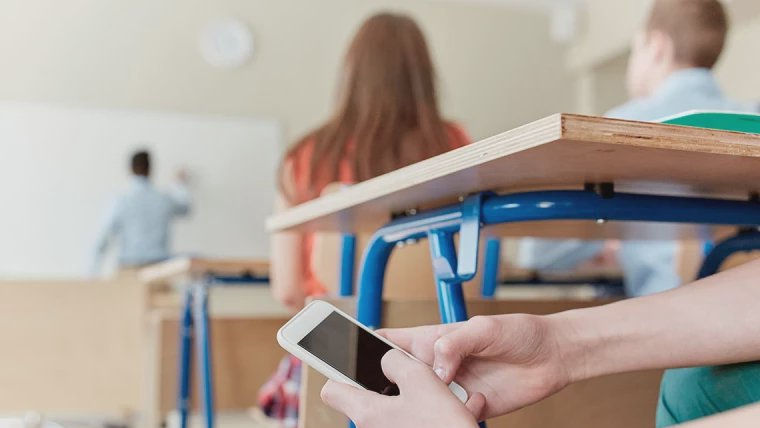 Dan Perciun: Utilizarea telefoanelor mobile în școli va fi reglementată