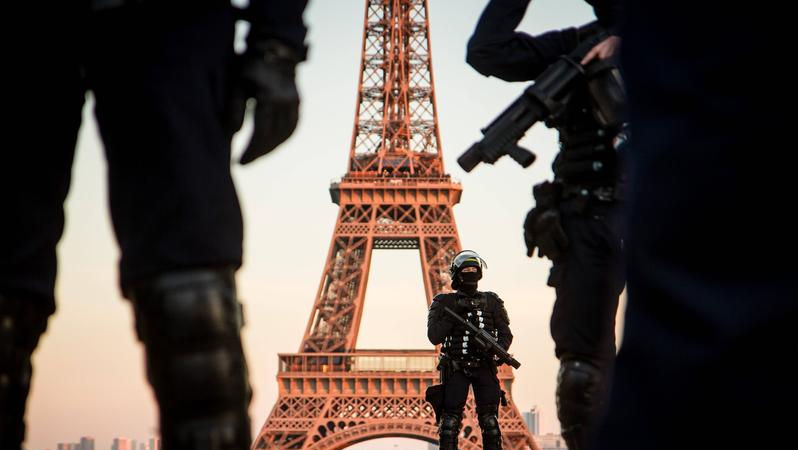 Cinci sicrie au fost găsite lângă Turnul Eiffel. Ce mesaje conțineau