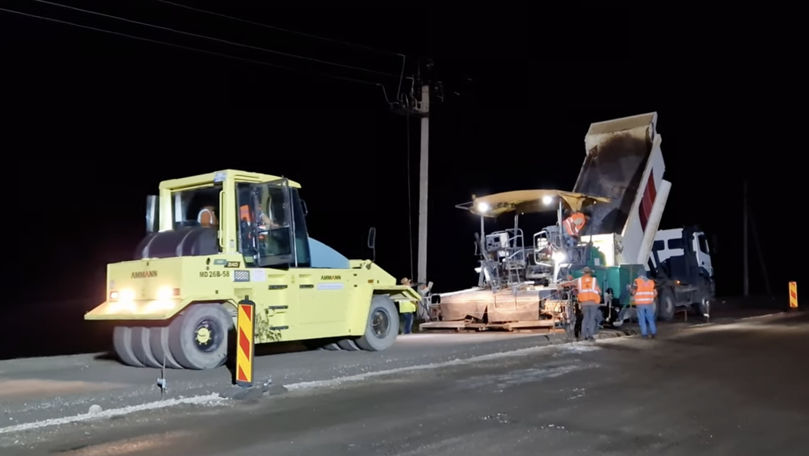 La reparația drumului spre Otaci se lucrează și noaptea