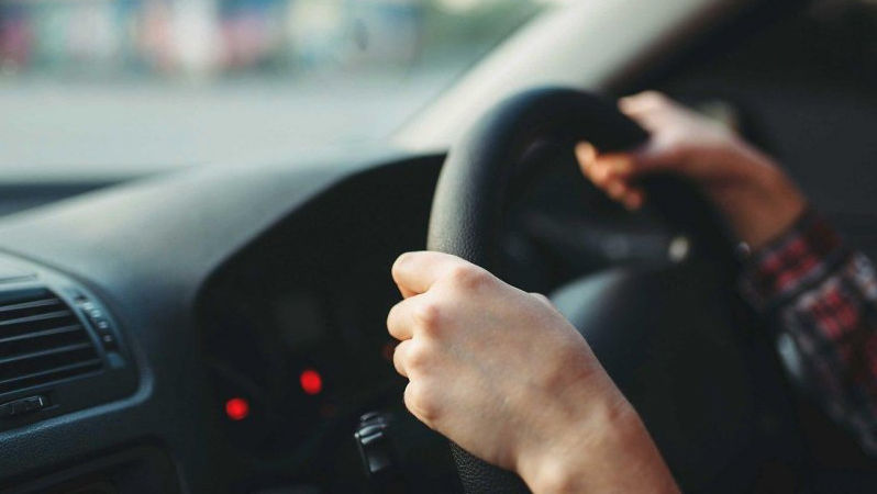 Explicaţia unui tânăr prins la volan drogat şi fără permis: M-a rugat tăticul