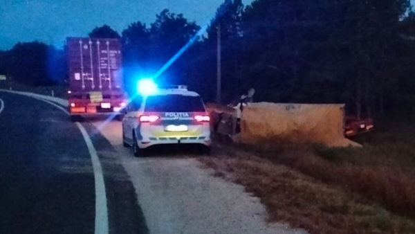 Accident grav la Ungheni: Un camion s-a răsturnat și s-a izbit într-un copac
