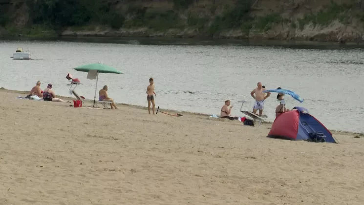 Se pot bucura de plajă și în țară: Cum își organizează vacanța moldovenii