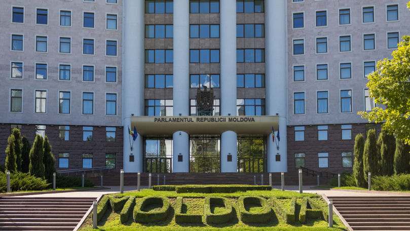 Parlamentul adoptă o regulă specială privind achiziţiile publice