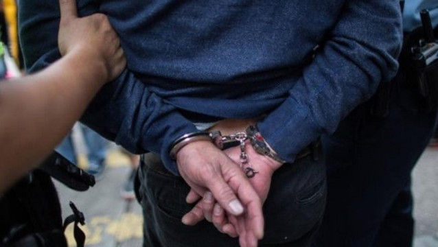 Cercetat penal pentru furt, după ce ar fi sustras două telefoane mobile