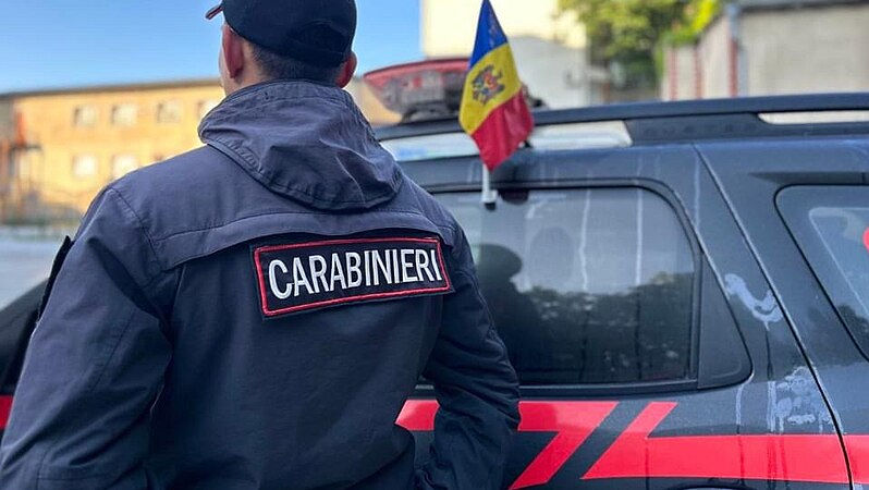 Un bărbat care a leșinat pe o stradă din Bălți, ajutat de carabinieri