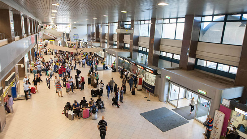 Un aeroport din România, amendat pentru că a rămas fără aer condiționat