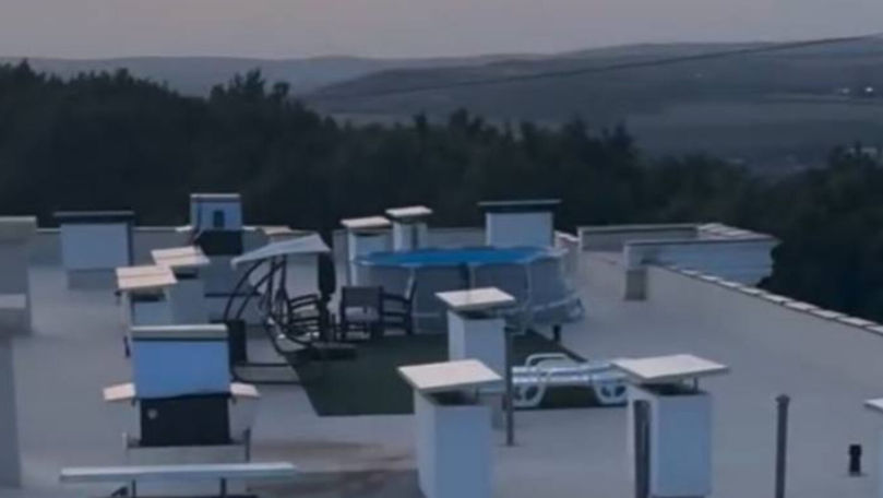 Locatarii unui bloc de locuit din Chișinău și-au instalat un bazin pe acoperiș